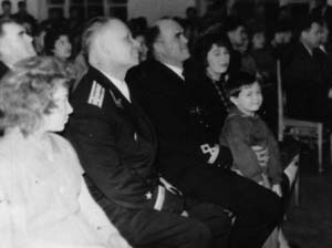 Начальник РТО Нестеренко, начальник ВМЦ Децик,
начальник ПКМУ Пыжьянов и преподаватель химии Валь на праздничном концерте. 23 февраля 1964 г.